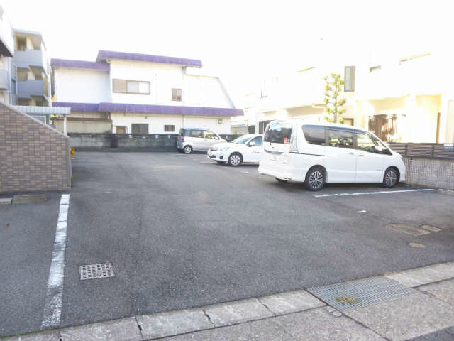 箕浦マンションの駐車場