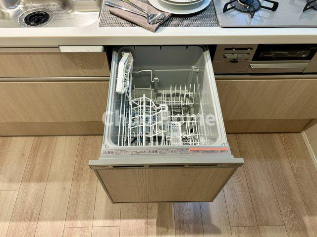 日暮里アインスタワーのキッチン|【食機洗い乾燥機】ビルトイン食洗器を標準装備。手洗いにはない高い水温と強い水圧でガンコな汚れもスッキリ。就寝前にセットすれば朝には完了でラクラクです。