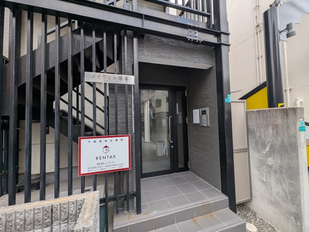 ノイヴェル塚本のエントランス