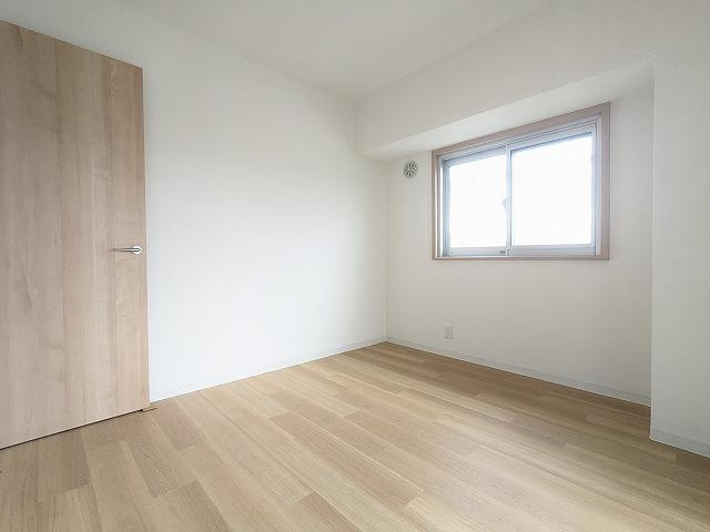 藤阪ハイツB壱棟の洋室|洋室4.5帖
■物件内覧・資金計画相談・住宅ローン相談、リフォーム相談、お問合せ受付中■
※当日・翌日のご内覧、ご相談はお電話でのお問合せがスムーズです！