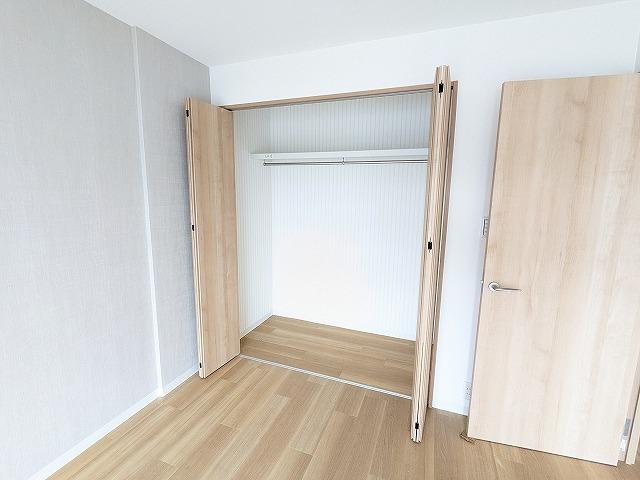藤阪ハイツB壱棟の内装|洋室6.0帖　クローゼット
■物件内覧・資金計画相談・住宅ローン相談、リフォーム相談、お問合せ受付中■
※当日・翌日のご内覧、ご相談はお電話でのお問合せがスムーズです！