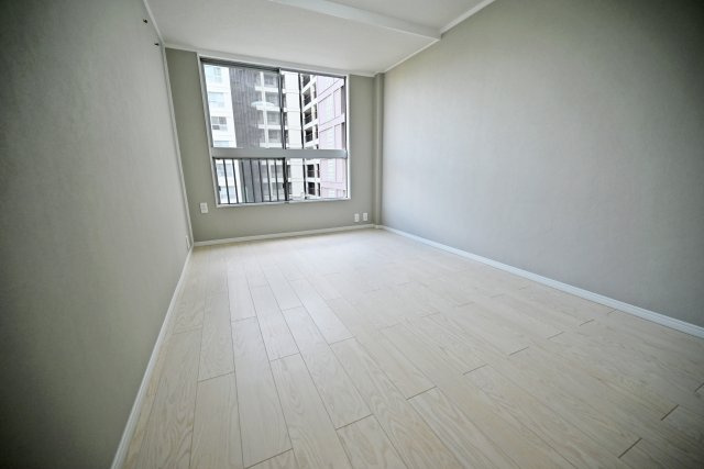 南千里第2コーポラスA棟の寝室|家具の配置がしやすいゆとりある洋室。ベッドやデスク、収納家具などもレイアウトしやすくなっています。