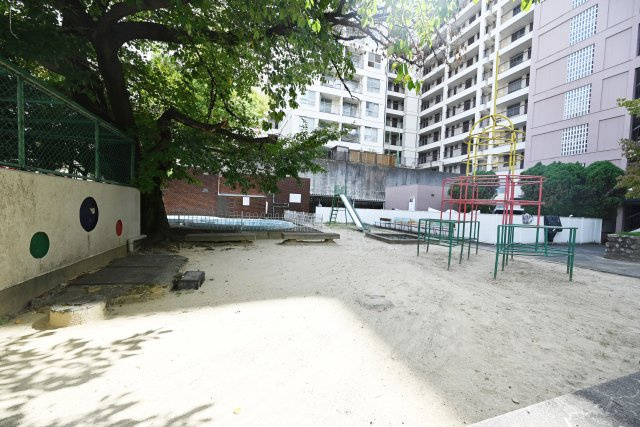 南千里第2コーポラスA棟のその他|敷地内の公園です。