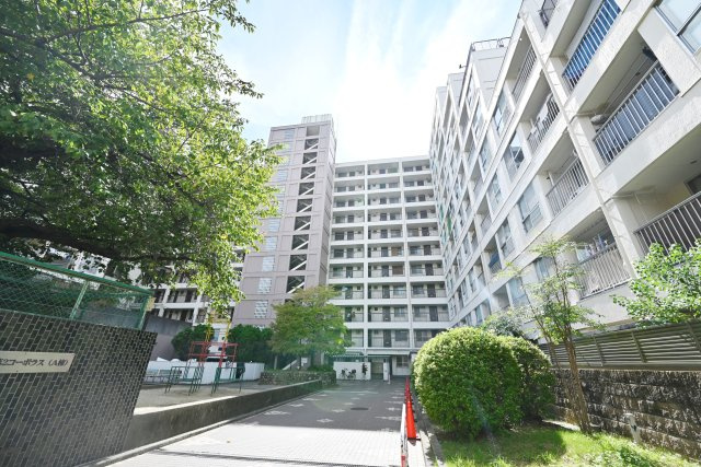 南千里第2コーポラスA棟の外観|阪急千里線「南千里」駅徒歩8分、2025年9月リフォーム済物件です。いつでも室内を見学して頂けますので、見学をご希望の方はお気軽にお問い合わせください。