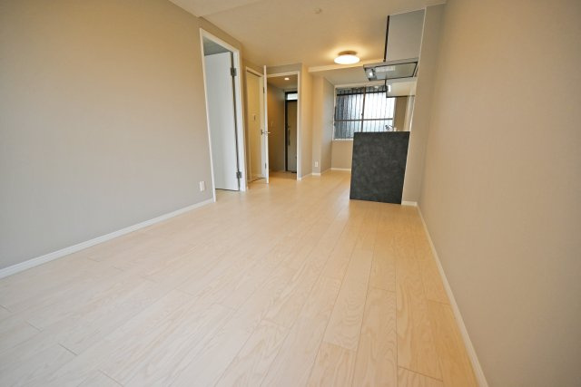 南千里第2コーポラスA棟のダイニング|ゆとりある1LDKの間取りで、リビングと居室を使い分けやすい住まい。家具の配置もしやすく、暮らしに合わせて快適な空間をつくることができます。