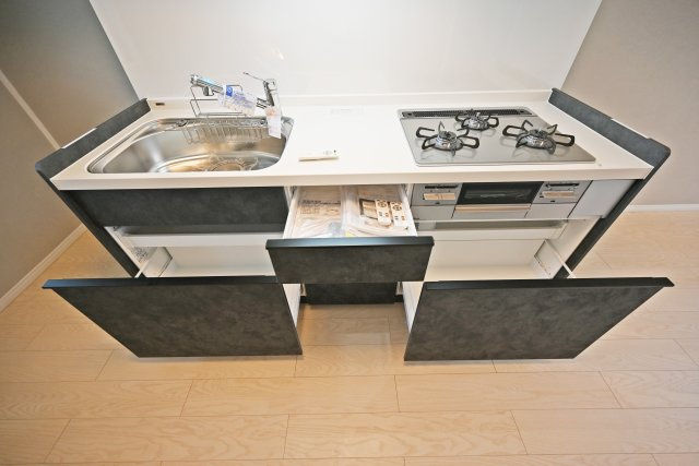 南千里第2コーポラスA棟のキッチン|豊富な収納を備えたキッチンで、食器や調理器具、食品ストックなどをすっきり整理できます。収納力が高く、キッチンまわりをきれいに保ちやすいので、毎日の料理も快適に楽しめます。