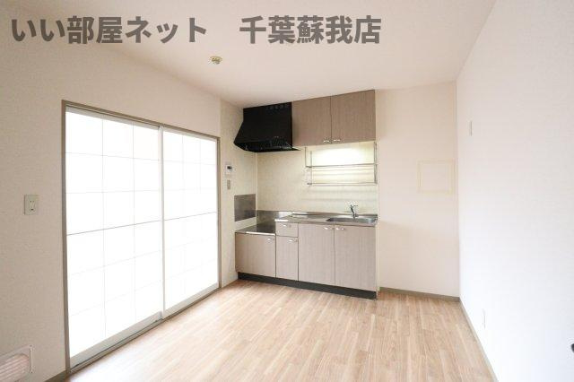ランドウィン　五番館の居間・リビング|使いやすいキッチンです
