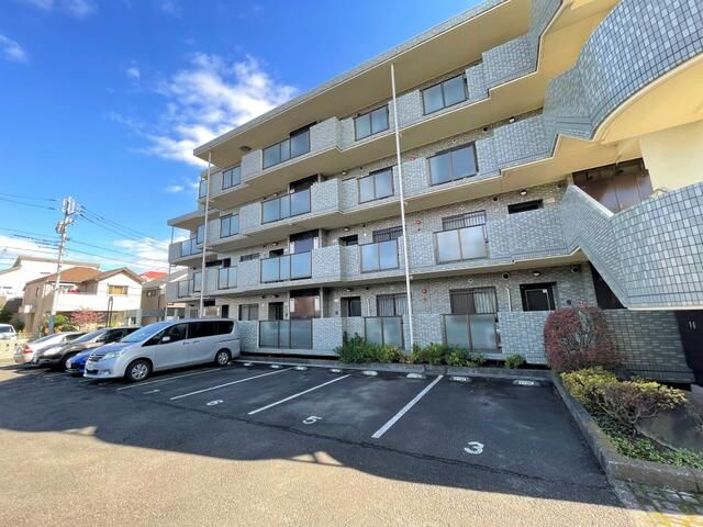 グランドール国立の駐車場