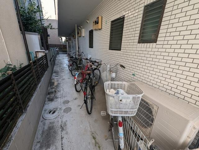 ヤマザキマンションのその他共用部分|屋根付きの自転車置き場