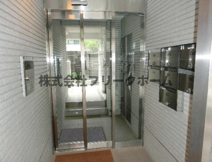 三鷹市下連雀３丁目の賃貸マンションのエントランス