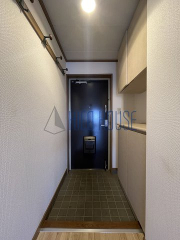 ビレッジハウス東松山タワー2号棟の玄関