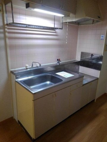 ハイツ西井Ⅰのキッチン|コンパクトなキッチンで掃除もラクラク