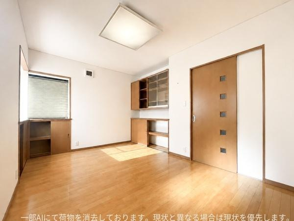 口戸　戸建ての洋室|明るい光が差し込む洋室です。木目調のフローリングと建具が統一感を演出しています。収納スペースも豊富に備わっています。シンプルな内装で幅広い用途にご利用いただけます。