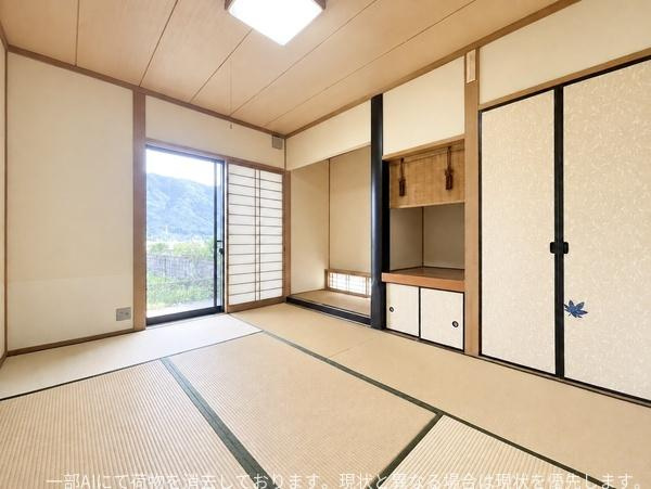 口戸　戸建ての和室|落ち着いた雰囲気が漂う和室で畳の香りが広がります。障子越しに自然光がやさしく差し込み季節の移ろいも楽しめます。収納スペースが整っており使い勝手にも配慮されています。