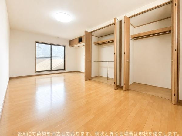 口戸　戸建ての洋室|洋室はシンプルな内装で落ち着いた雰囲気が広がっています。広々とした空間が魅力で収納スペースも充実しています。大きな窓があり採光もしっかりと確保されています。クローゼットは扉付きで整理もしやすいです。
