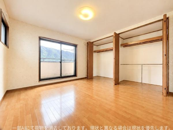 口戸　戸建ての洋室|広々とした空間が広がる洋室です。大きな窓から自然光がたっぷり差し込み室内が明るく感じられます。壁面にはクローゼットが設けられており収納力も充実しています。