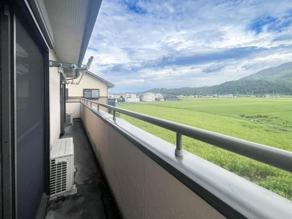 口戸　戸建てのバルコニー|バルコニーからは広がる田園風景を一望できます。空が広く感じられるバルコニーです。ゆとりのあるスペースで気分転換にも適しています。外の景色を楽しみやすいバルコニーです。