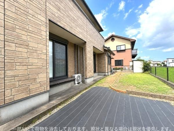 口戸　戸建てのその他|室内から出入り可能なお庭。広々としており周りも囲われているため、プライベート空間として家庭菜園やガーデニングなどを楽しめそうです。