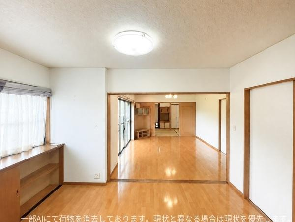 口戸　戸建ての居間・リビング|広々としたリビングが魅力の空間です。大きな窓から自然光がたっぷり差し込み室内が明るく開放的です。床の木目も温かみのある雰囲気を演出しています。仕切りを活用して多様な使い方が可能です。