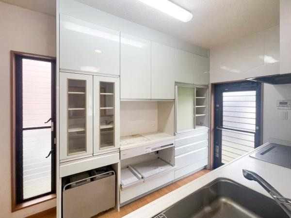 口戸　戸建てのキッチン|収納が豊富なキッチンです。大型のカップボードが日々の整理整頓をサポートします。窓と勝手口があり採光や換気がしやすいレイアウトです。