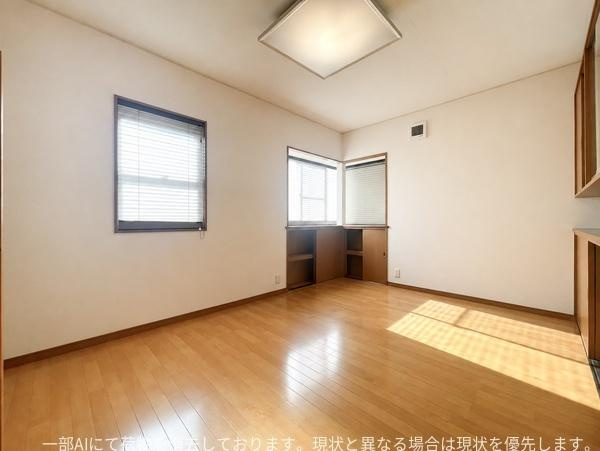 口戸　戸建ての洋室|複数の窓から自然光がたっぷり入る洋室です。ナチュラルなフローリングは様々なインテリアに合わせやすいデザインです。視界が広く落ち着いた空間が広がります。
