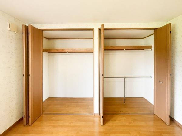 口戸　戸建ての収納|洋室にあるクローゼットはたっぷりとした奥行きと幅があり、洋服や日用品を効率よく整理できます。扉付きで見た目もすっきりとした印象です。収納棚やハンガーパイプも設けられており機能性もしっかり備えています。