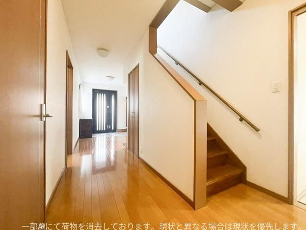 口戸　戸建てのその他|階段もシンプルで住まいの動線が整っています。窓からの採光も心地よく全体的に明るい印象が特徴です。開放感があります。