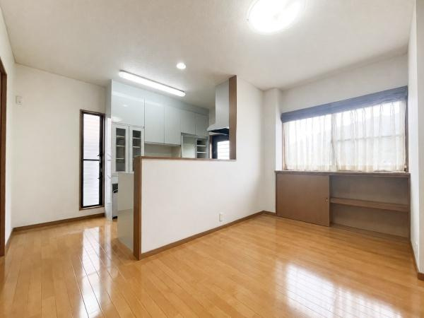 口戸　戸建ての居間・リビング|明るい日差しが差し込むダイニングです。大きな窓があり開放感を感じられます。床は木目調で落ち着いた雰囲気です。収納スペースも設けられておりすっきりとした印象です。