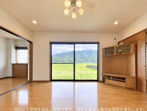 口戸　戸建ての居間・リビング|大きな窓から自然の景色が広がる解放感のあるリビングです。明るい光が差し込み室内がすっきりとした印象です。