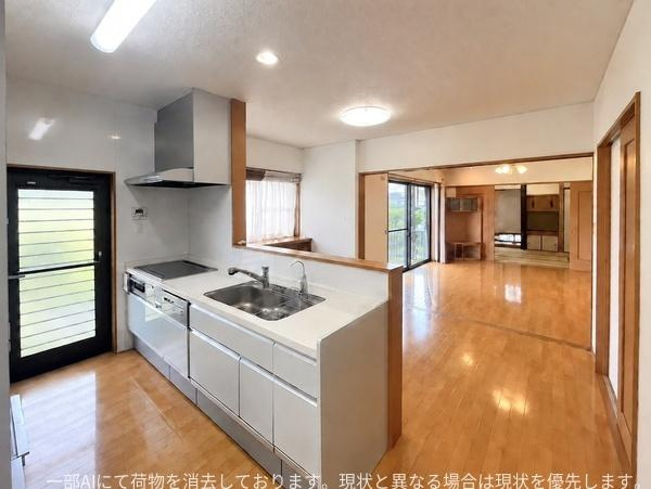口戸　戸建てのキッチン|キッチンスペースが広く、窓からの採光が良好で明るい雰囲気です。作業スペースも広く収納も充実しています。シンプルなデザインが印象的です。