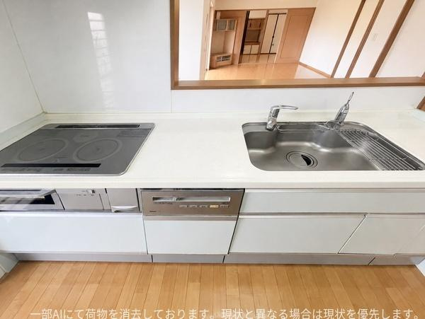 口戸　戸建てのキッチン|IHコンロやシンクが使いやすい配置となっています。収納も豊富で整理しやすい仕様です。作業スペースが広く調理も快適に行えます。