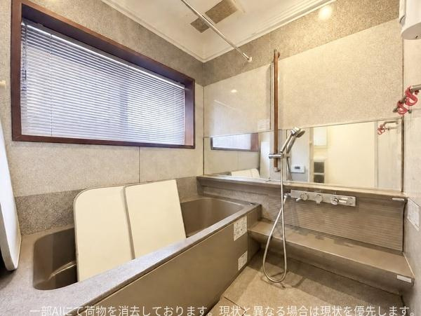 口戸　戸建ての浴室|広々としたバスルームには大きな窓があり明るい空間が広がっています。全体的にシックな色合いでまとまっています。