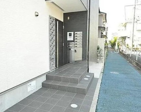 草加市西町のアパートのエントランス