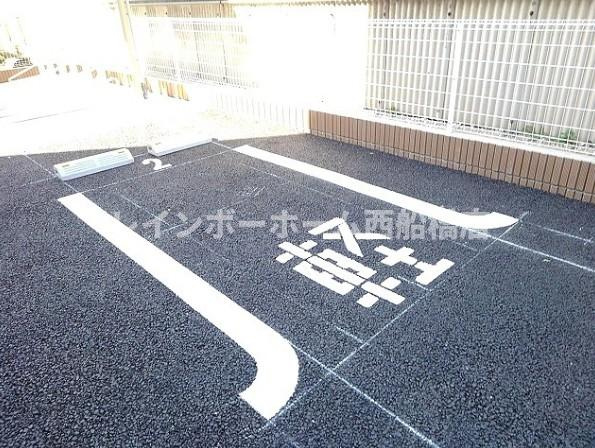 レーヴ習志野の駐車場