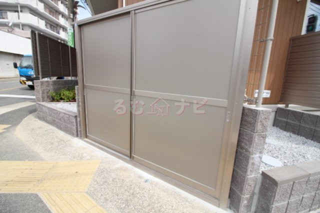 福岡市南区長丘１丁目のアパートのエントランス