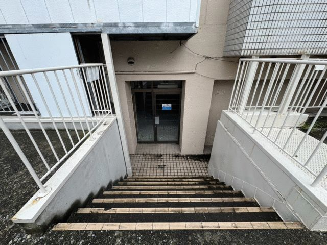 安井ビルのエントランス