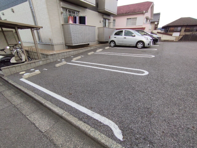 ハピネス上地の駐車場