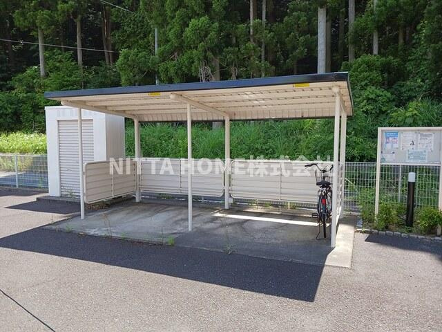 ラフォレスタのエントランス|屋根付きの駐輪場があります☆