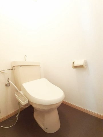 ワールドハイツ満永のトイレ|落ち着いた色調のトイレです
