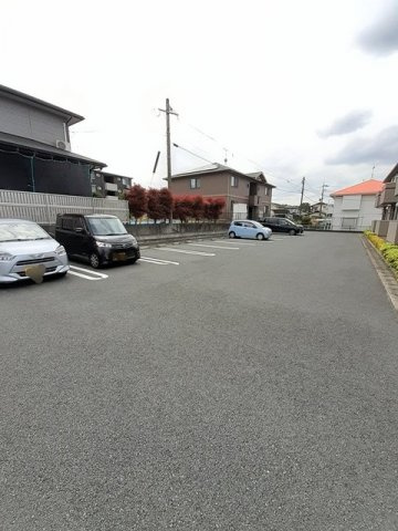 ネオアビテＣの駐車場|車をお持ちの方に嬉しい駐車場付きの物件です