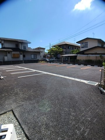 シャリオ　バシェの駐車場|車をお持ちの方に嬉しい駐車場付きの物件です
