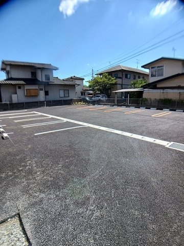 シャリオ　バシェの駐車場|駐車場があるので、車を買う予定の方も安心です