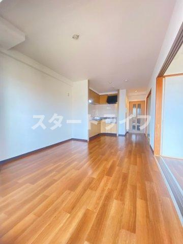 大阪市淀川区東三国６丁目の賃貸マンションの居間・リビング