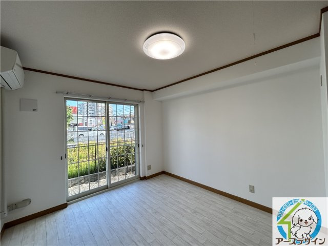 グランポン魚住の洋室