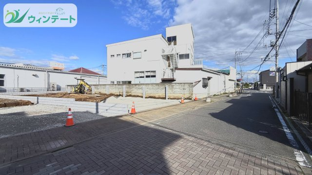 古河市東本町　新築戸建　2号棟の前面道路含む現地写真|敷地面積195.76㎡（59.21坪）のゆとりある土地で、陽当たり・風通しも良好。ぜひ現地でご体感ください。
