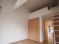 落ち着いて過ごせるお部屋なので、寝室にいかがでしょうか