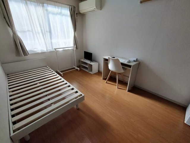 コンパクトで使いやすい洋室です