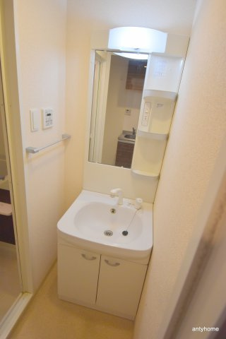 Luxe新大阪SOUTH　仲介手数料無料の洗面所