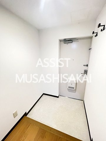 コーポレート連雀１号棟の玄関