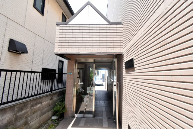 シャンブル甲東園のエントランス